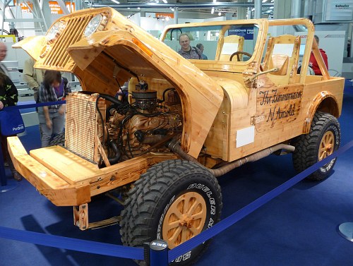 Jeep Wrangler aus Holz