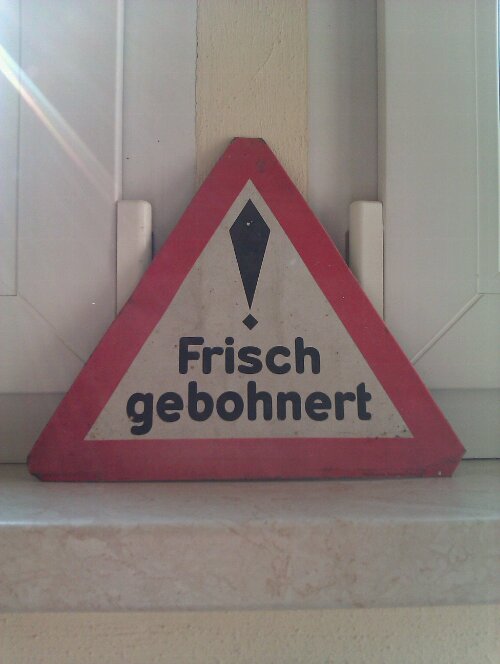 Schild mit der Aufschrift 'Frisch gebohnert'