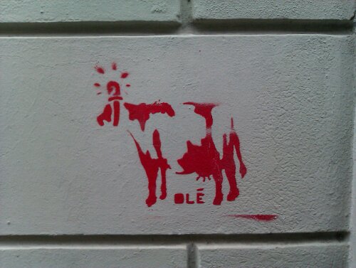 Rote Kuh mit Rundumleuchte - Stencil Graffiti in Dresden-Neustadt