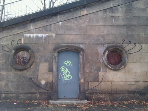 Mauer an der Elbe in Dresden